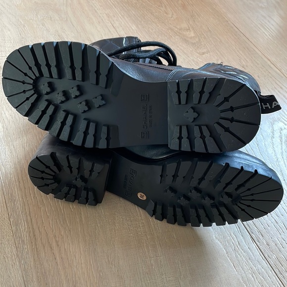 CHANEL Black Quilted Combat Boots. Size 36. - Picture 4 of 12